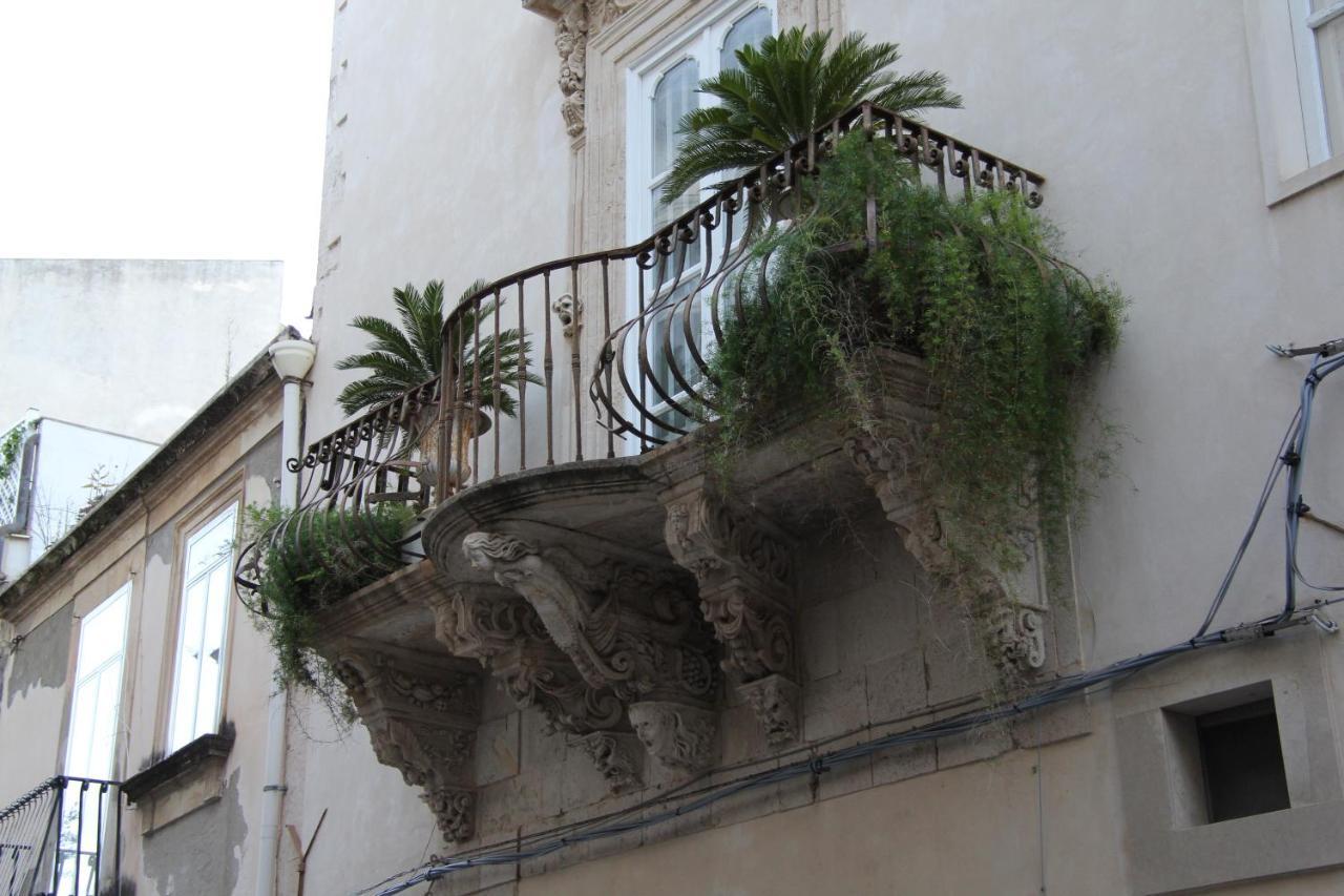 Casa Vacanza Icaros, Ortigia Hictoric Center, 200 Mt From The Beach Syracuse Exterior photo