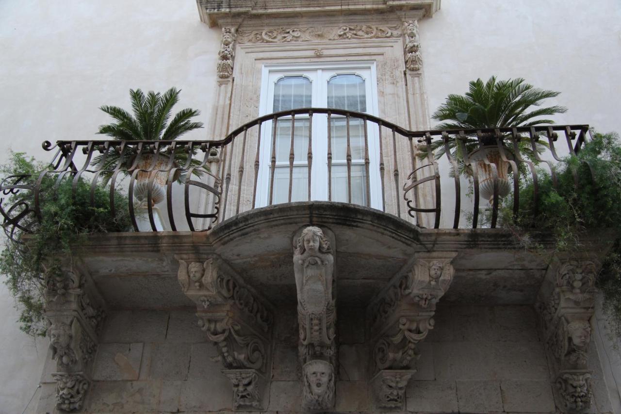Casa Vacanza Icaros, Ortigia Hictoric Center, 200 Mt From The Beach Syracuse Exterior photo